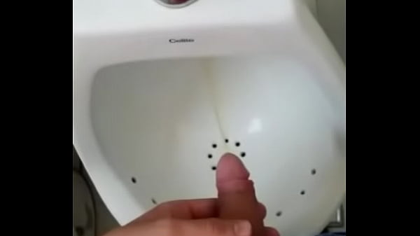 Play MP4 - Mijada Gostosa no Banheiro P&uacute;blico&period;