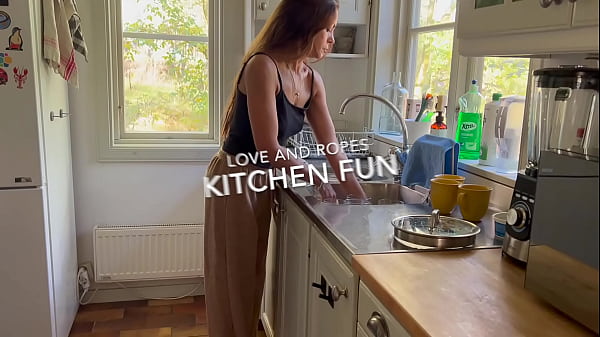 Nonton Doggy While Doing The Dishes thumbnail