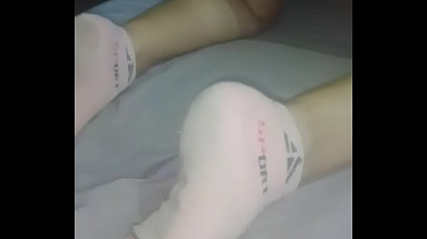 Play MP4 - Medi muestra sus pies con medias cortas y su cola