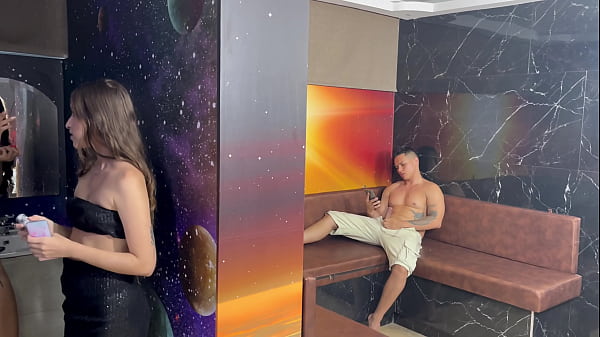 Me follo a mi cu&ntilde;ada mientras su hermana se cambia de ropa