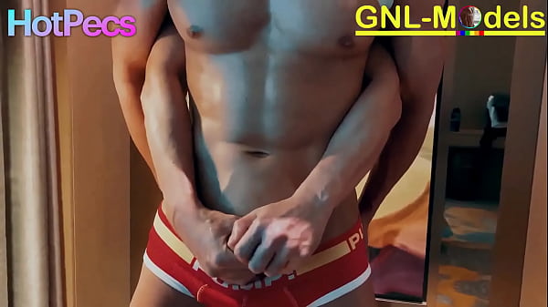 Muscle amateur guy gets nipple session and hand job 