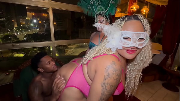 Trouxemos Um Bbc Gostoso Da Festa De Carnaval Para O Nosso Apartamento, E Minha Amiga Tirou O Pau Dele Do Meu Cuzinho E Colocou Na Boca thumbnail