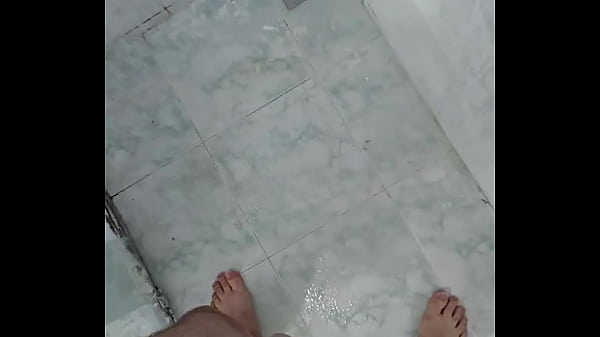 MIJANDO NO BANHO 