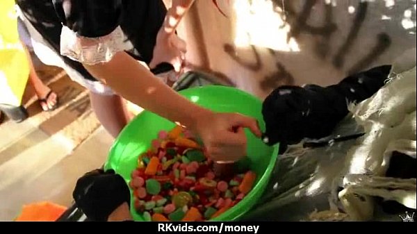 Amateur girl likes to suck cock for cash_13