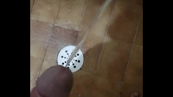 Mijando gostoso no banho