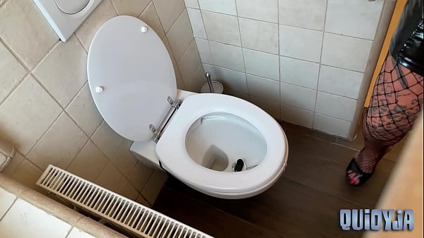 Nonton Pissing Pov In The Toilet thumbnail
