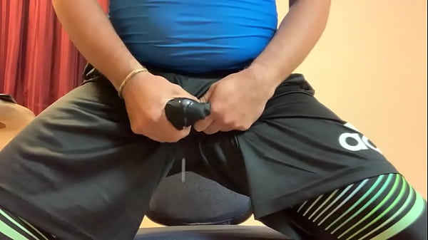 Masturbandome en mis shorts adidas 3 vini&eacute;ndome atraves de los shorts 