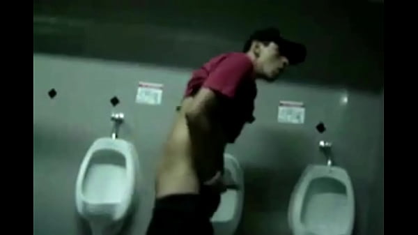 Masturbando No Banheiro P&uacute;blico, Piroca Durona Doido Pra Ganhar Uma Mamada Fazendo Banheir&atilde;o thumbnail