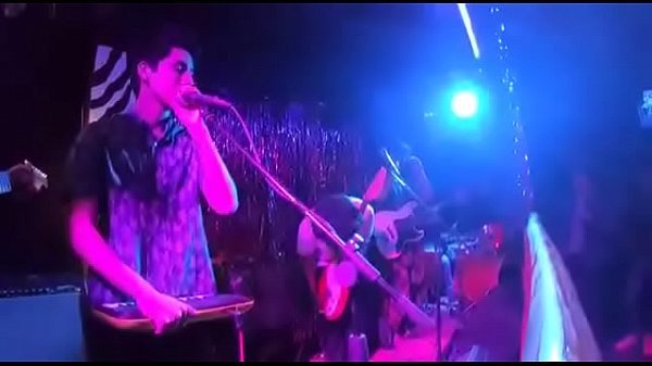 Chicos gays tocando en una orgia