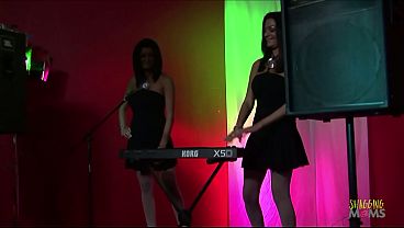 Depois de tocar teclado as coroa morenas e loiras descansam com sexo