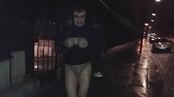 musulmane en hijab dans la rue seins nus