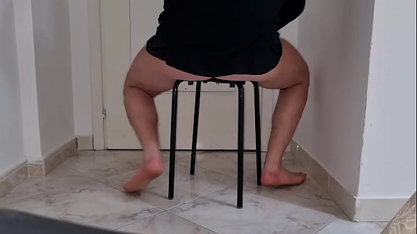 Ansima e si struscia sullo sgabello spogliandosi lentamente fino a sborrare fortissimo cazzo grosso italiano 