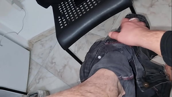 Ansima e si struscia sullo sgabello spogliandosi lentamente fino a sborrare fortissimo cazzo grosso italiano 