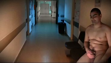 Masturbacion en el Pasillo del Hospital - Caballero Sexy Numero Uno