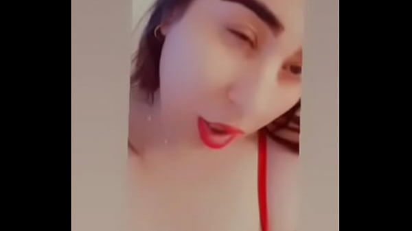 قحبة عربية تغني و تقول احب مين يمصلي طيزي نااار