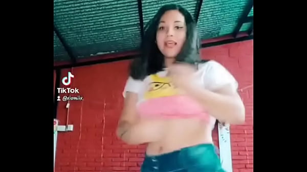 Tik toker se le nota la tanga