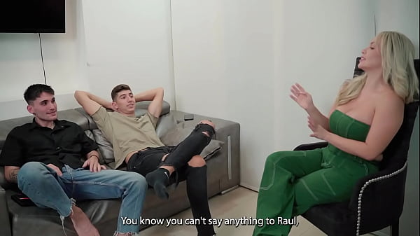 Pibe comparte a su novia con sus dos amigos por navidad tatiana &aacute;lvarez milf de enormes tetas