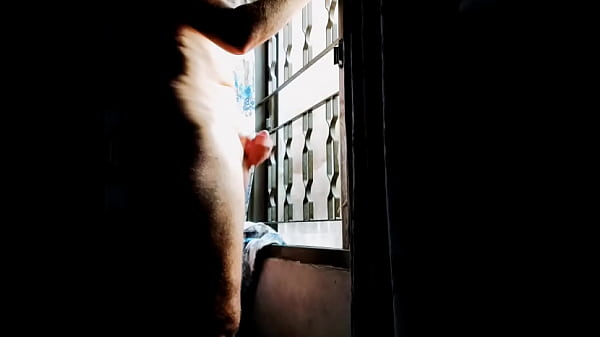 Play MP4 - Mann massiert seinen Schwanz vor einem Fenster&period;