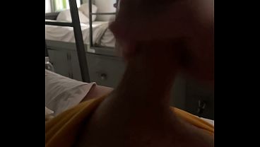 Garoto Masturbando o Pau Grosso no Hostel