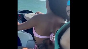 Play MP4 - Novinha Safada&comma; deixou marido na areia e fudeu com o instrutor no Jetski