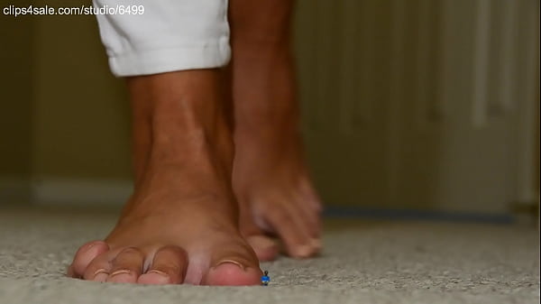 Play MP4 - Giant Sexy Woman Squeezing and Crusing Small Toys With Feet