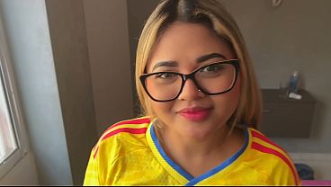 Pequeñ_a latina aficionada colombiana le gusta chupar polla despué_s del partido del mundial Pequeñ_a latina aficionada colombiana le gusta chupar polla despué_s del partido del mundial