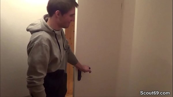 Stief-Sohn erwischt Mutter und Tante und bekommt ersten Fick 