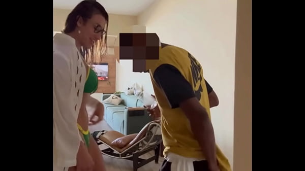 O entregador de comida ganhou uma gorjeta diferente no Rio de Janeiro. 