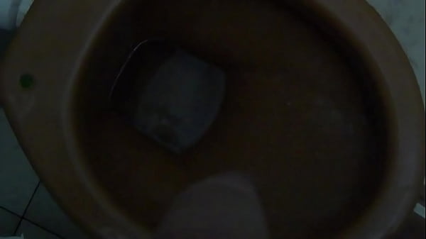 Novinho mijando depois de gozar 