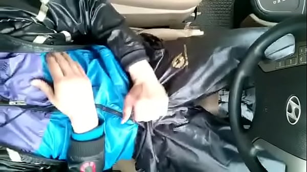 Play MP4 - Tela sire pantal&oacute;n y campera caliente en el auto