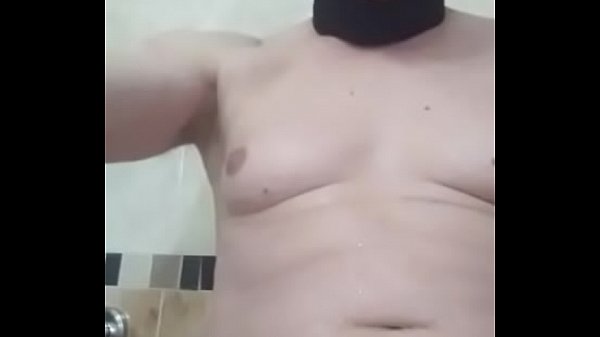 Meada y corrida de t&iacute;o bisex 