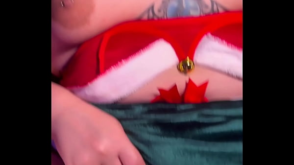 Dei minha bucetinha sem camisinha de presente de Natal para o meu amigo Nerd e deixei ele gozar dentro 