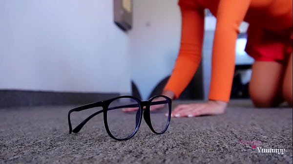 Velma Tira Sus Anteojos Por Accidente Y Tiene Un Descuido, Velma Chupa Un Gran Pene Y Despu&eacute;s Es Pre&ntilde;ada thumbnail