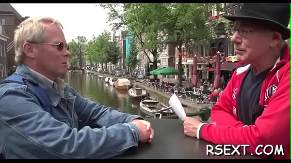 Hottie takes it up the booty 