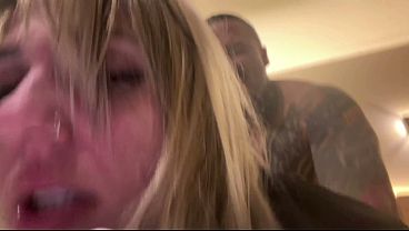 Fizemos o &ocirc;nibus de motel ele n&atilde;o quis usar camisinha seu pinto min&uacute;sculo pra fazer no pelo e gozar dentro da minha buceta 