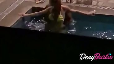 Caiu nanet (Negão me chupando na piscina do clube) video completo no: www.denybarbie.com.br