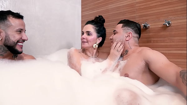 Play MP4 - MENAGE COM GOSTOSA NA BANHEIRA