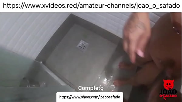 Safada tatuada mamando a pica de baixo do chuveiro no HotelJoaoOsafado Gata_Mística