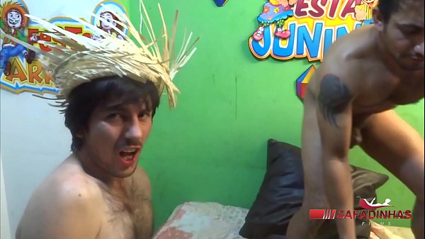 Sexo na festa junina negra da bunda grande faz sexo com dois homens
