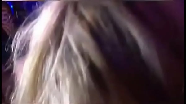 Play MP4 - Levando por tr&aacute;s e chupando na balada