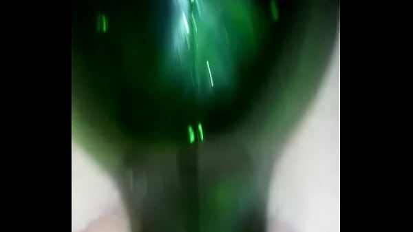 Play MP4 - GF fucking a bottle very wet