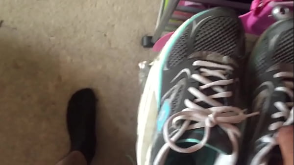 Play MP4 - pissing in my wife's tennis shoes