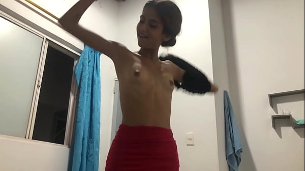 Mi_hermanastra sexyentra ami habitación_y me descubre masturbándome y me ofrecesu ayuda HISTORIA COMPLETA