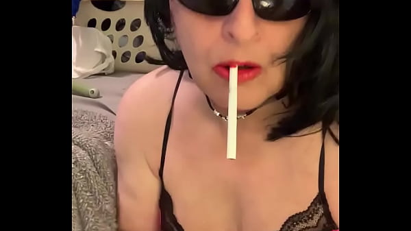 Cd_Nikki smokes andplays with fakecum