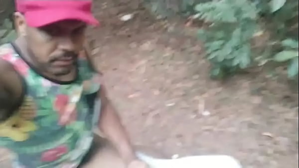 Play MP4 - Socando no mato