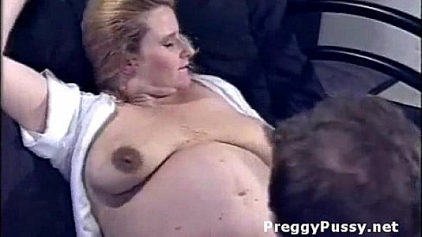 Older pregnant whore pussylicked and deepthroats cock 