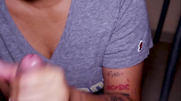 Frida me da una mamada muy sensual ella si sabe mamar la verga 