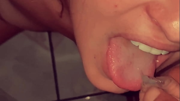 Play MP4 - un rapid&iacute;n con mi Amigo mientras me duchaba&period; Kendra Ferretii