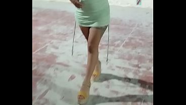 Arelyb ense&ntilde_ando las tetas en lugar publico