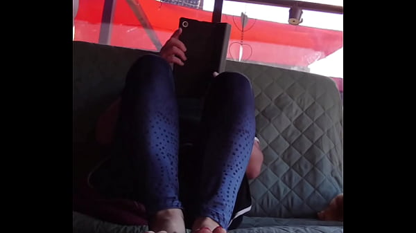 Barfu&szlig; auf dem verandatisch 